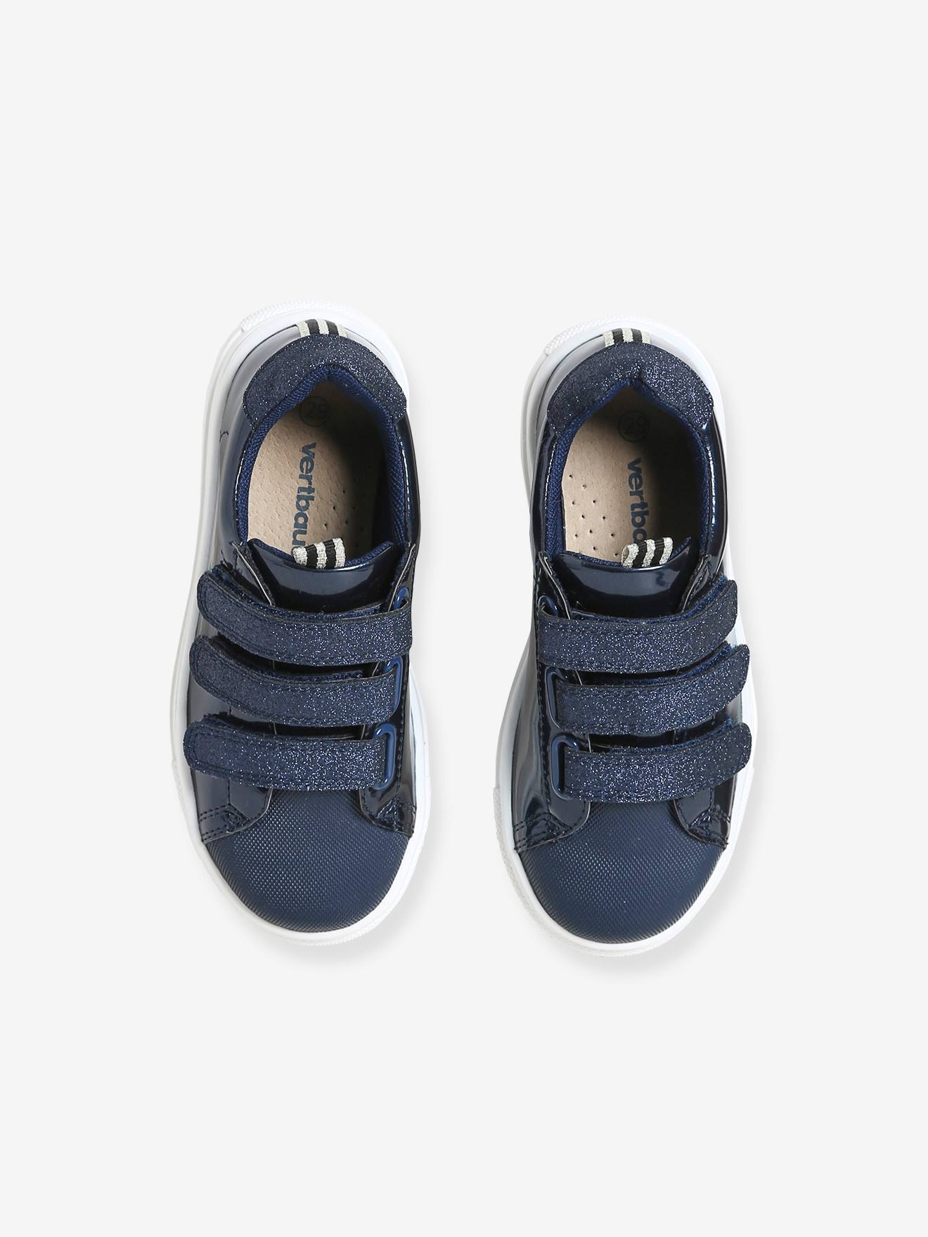 Tênis infantil azul escuro liso com tiras autoadesivas.