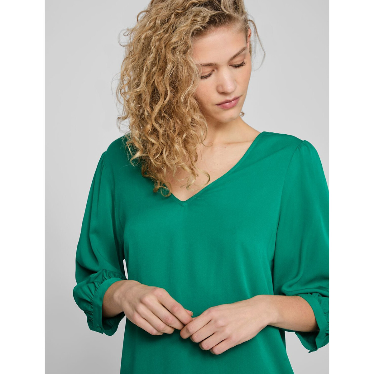 VILA<br>Blusa com decote em V e costas em renda