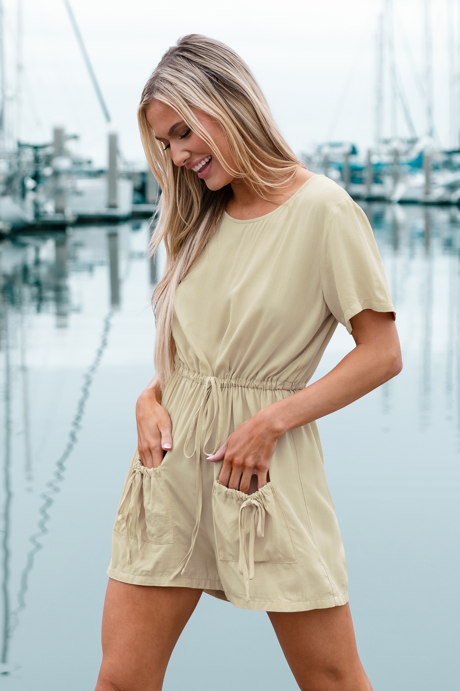 Combishort à poches et nœud beige