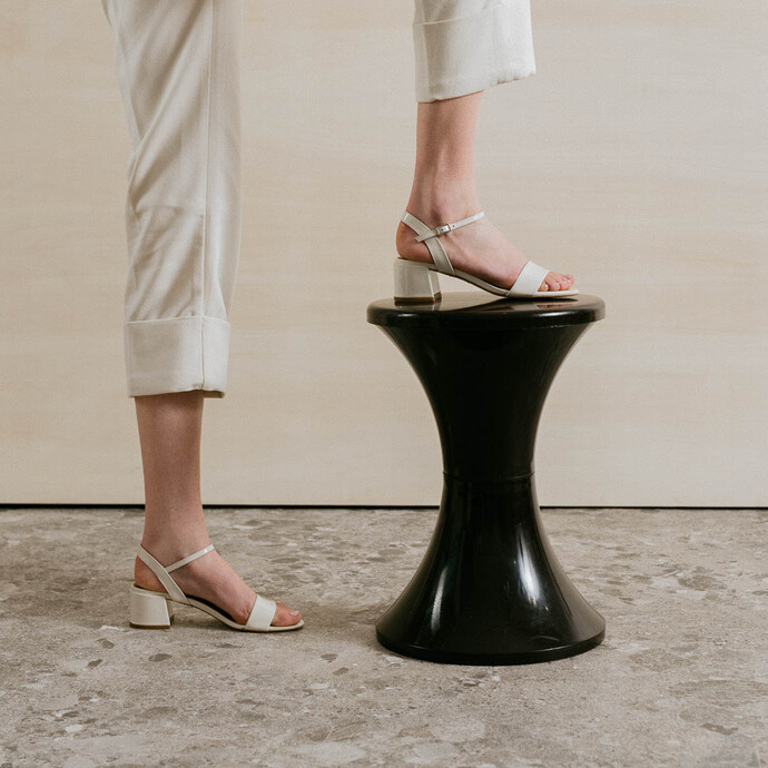 Sandales à talons et bouts ronds  en vernis écru