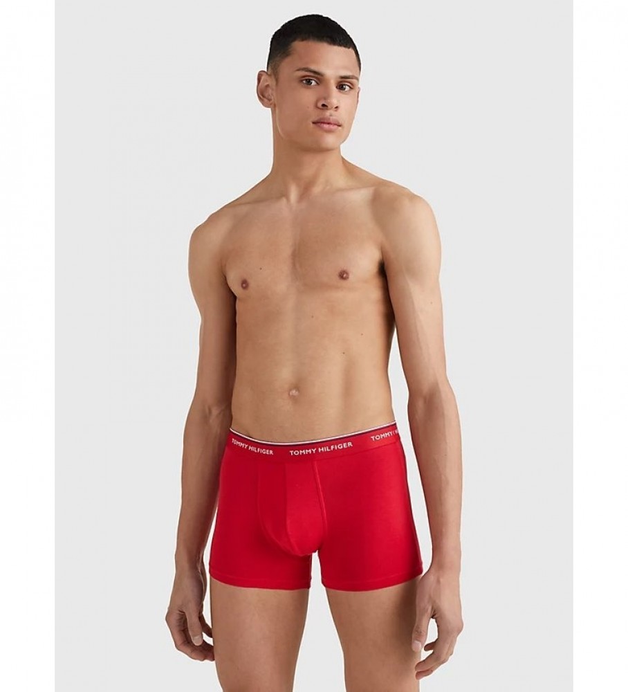 Conjunto de 3 Cuecas Boxer Tommy Hilfiger, nas cores vermelha, azul-marinho e branca.