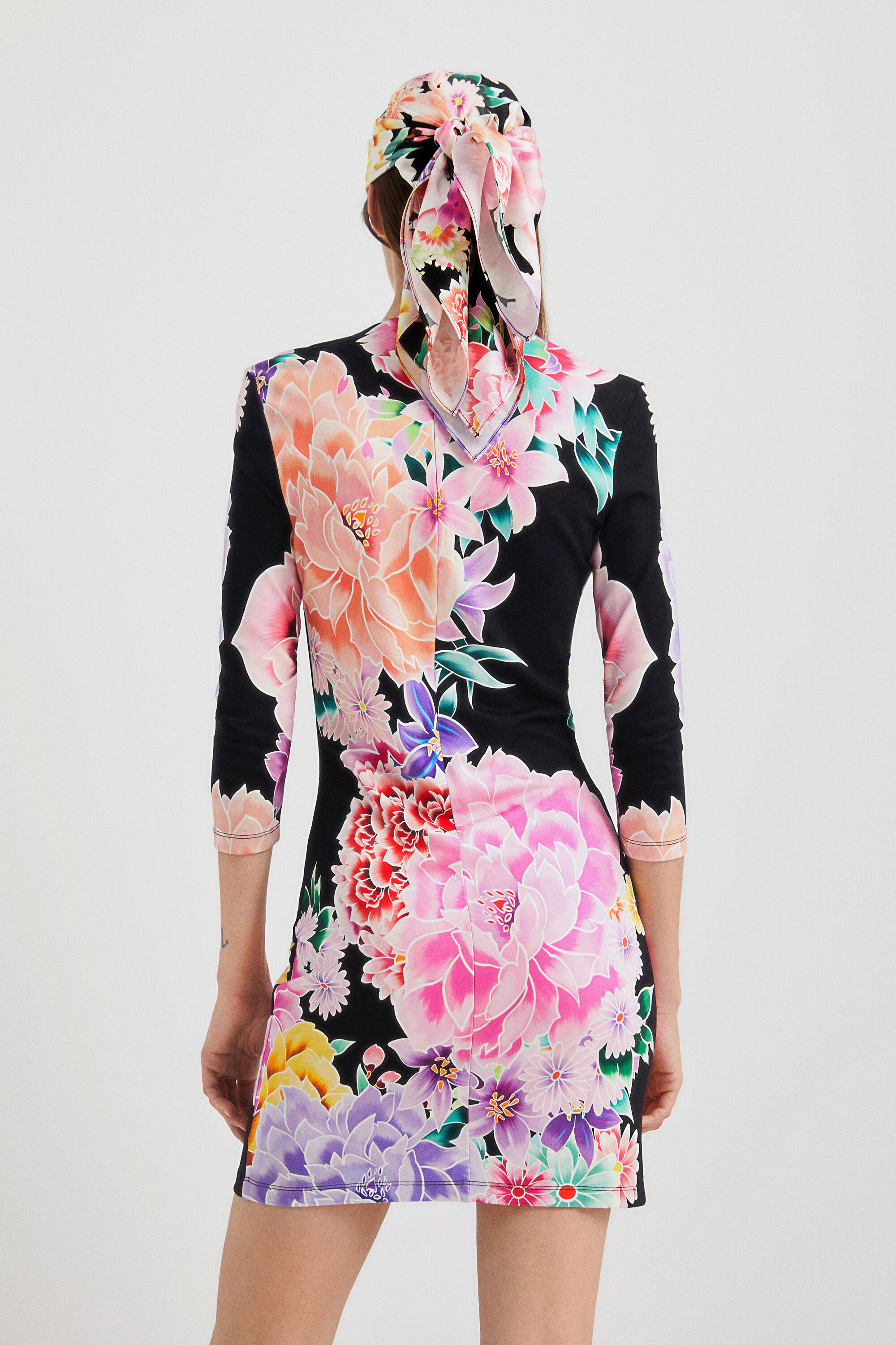 Robe courte et ajustée à fleurs