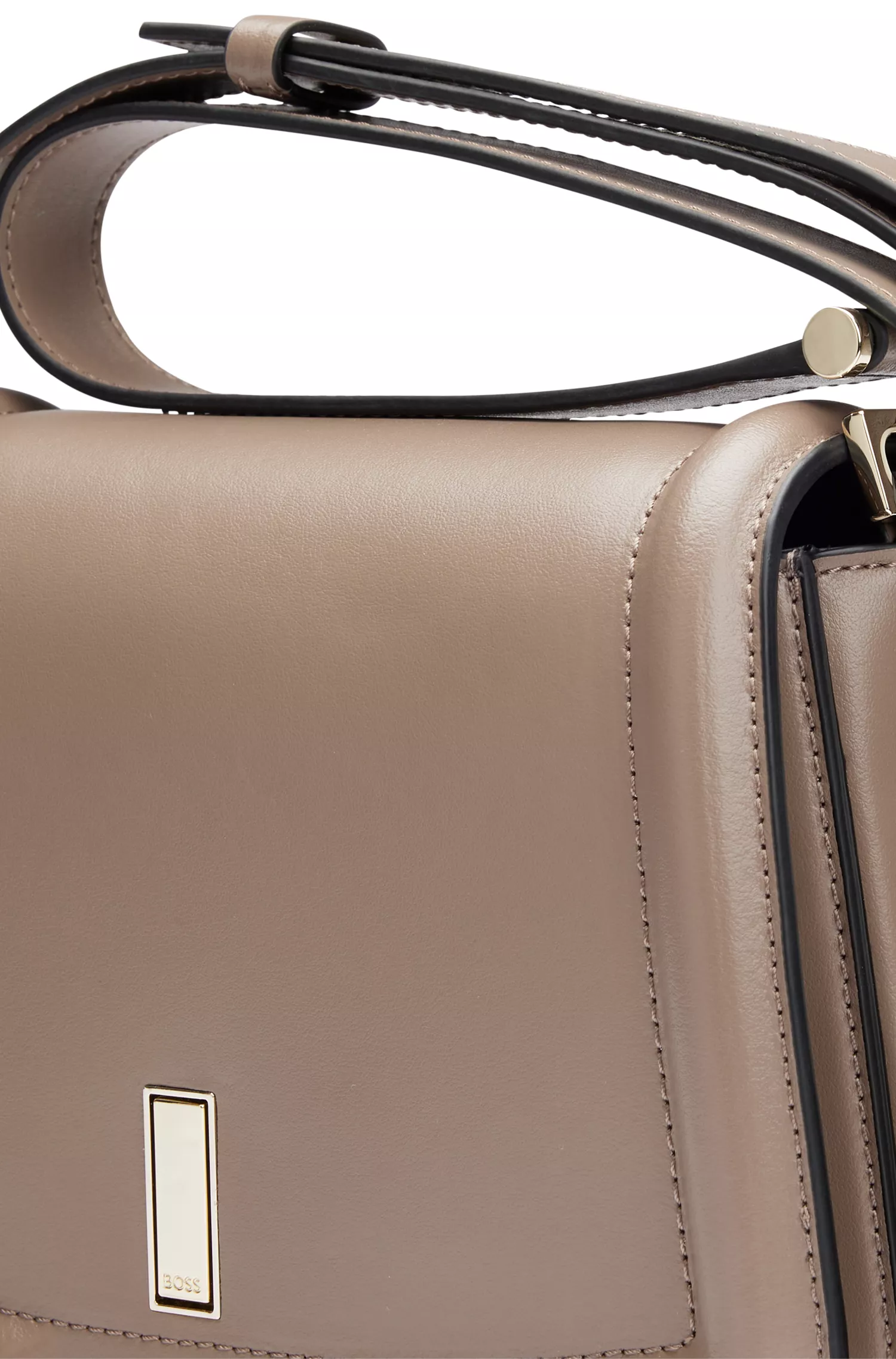 Bolsa de selim BOSS em couro preto com detalhes da marca.