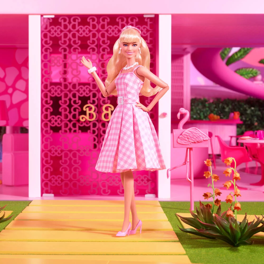 BARBIE LE FILM - POUPEE EN ROBE VICHY ROSE