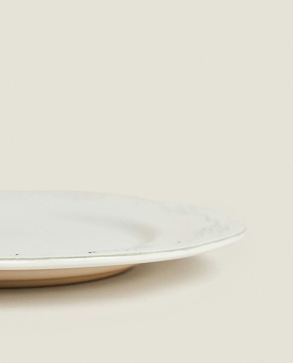 Prato de jantar de cerâmica com decoração natalina em relevo