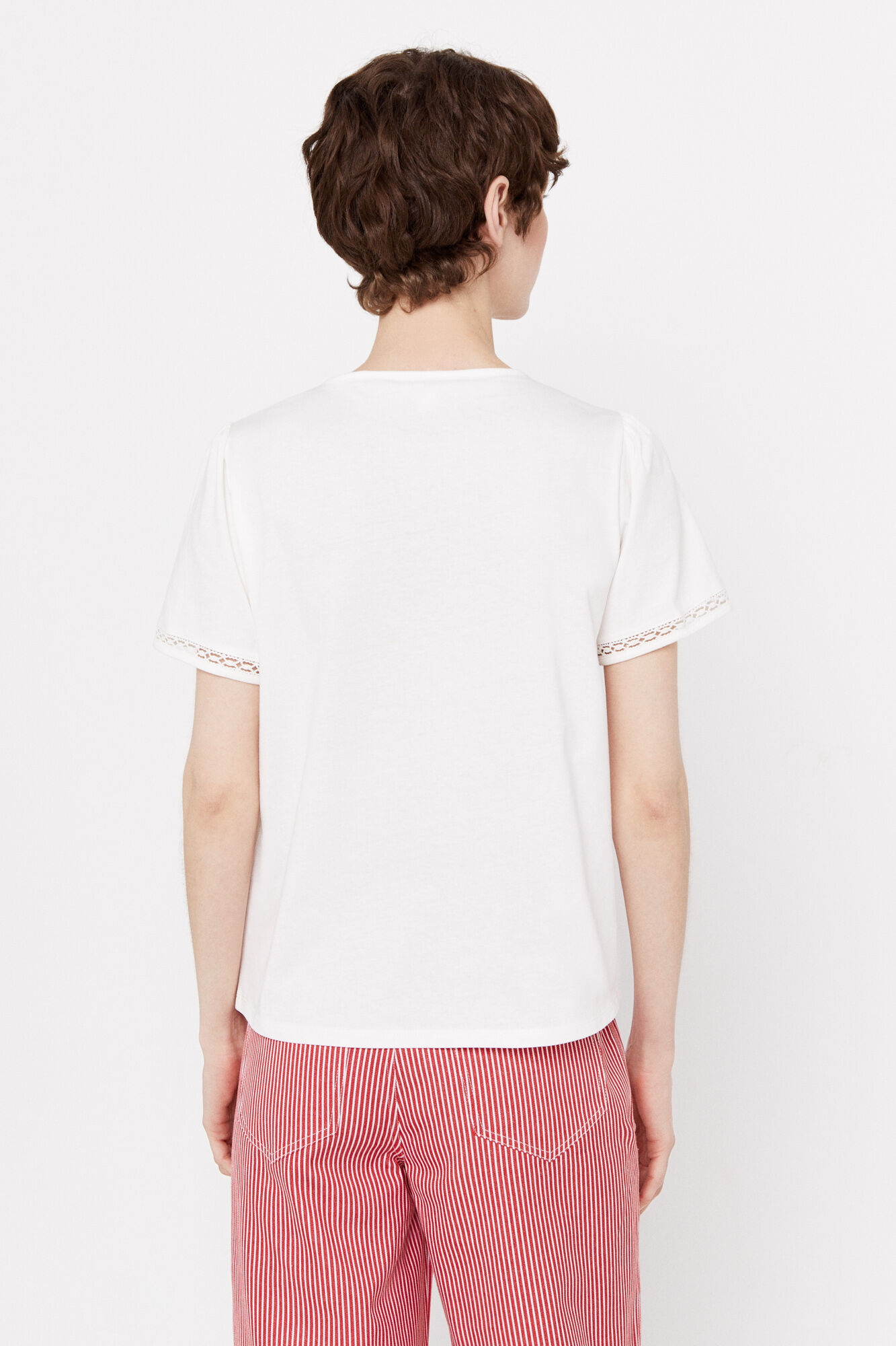 Camiseta com babados e detalhes em relevo - Branca