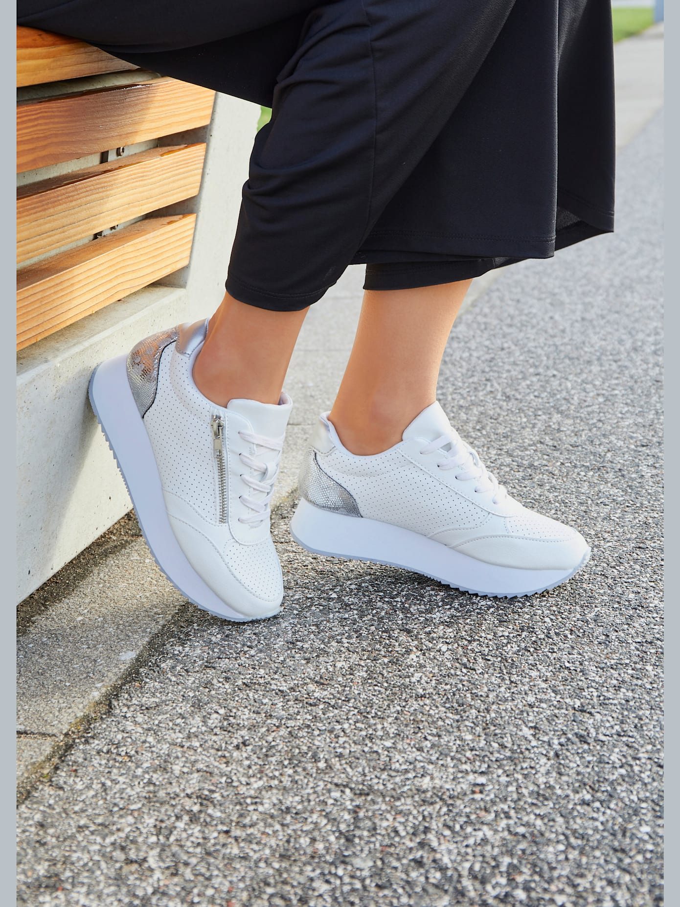 Baskets sneakers compensées avec empiècements métalliques tendance et glissière décorative raffinée