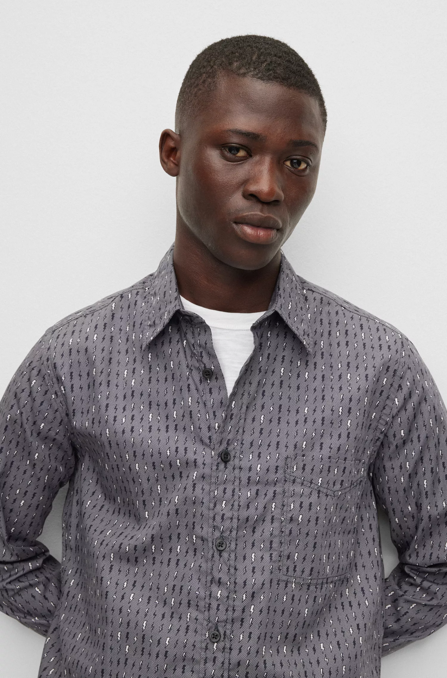 Camisa BOSS laranja, corte regular, em popeline de algodão estampado.