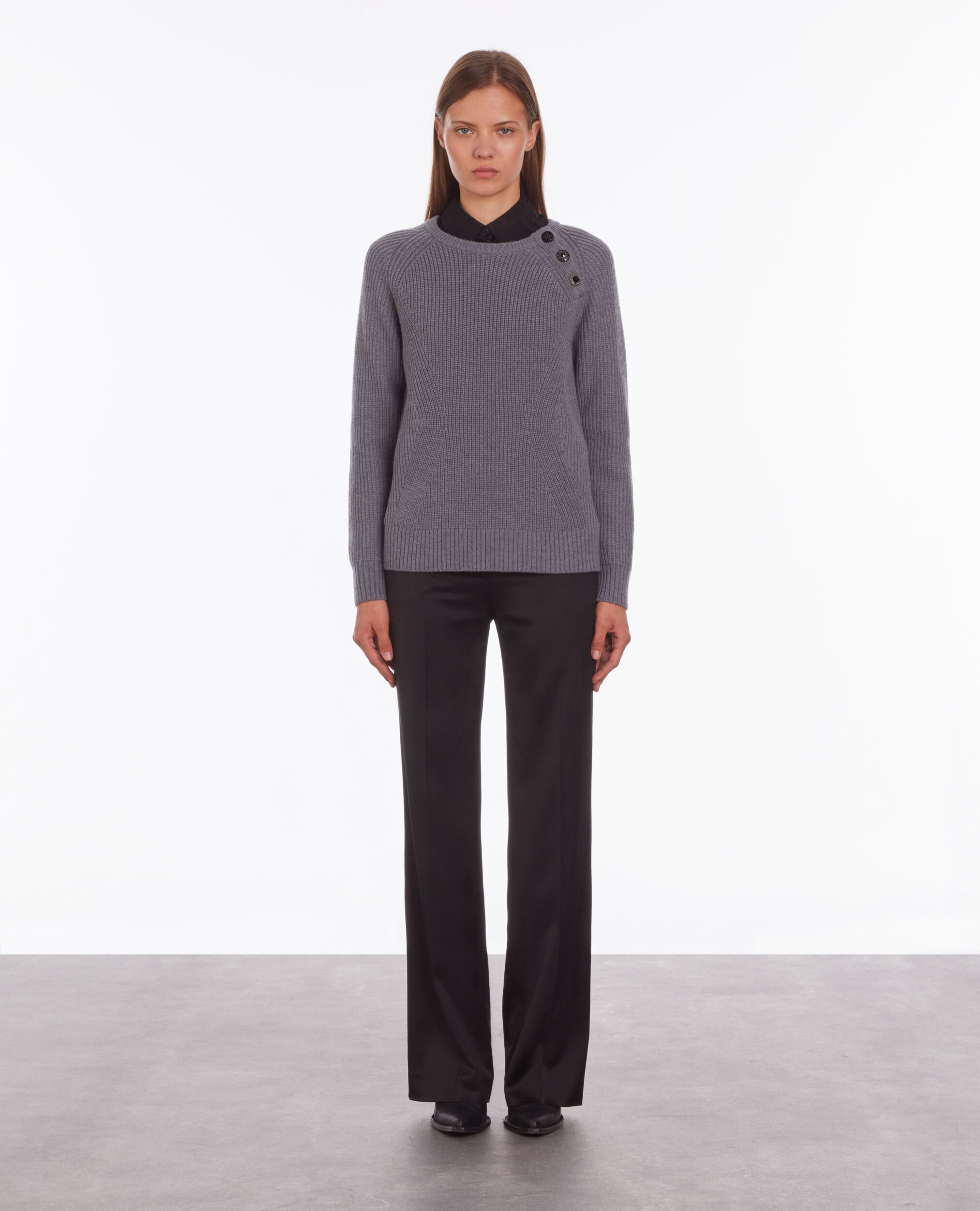 Pull gris en laine avec boutons bijoux
