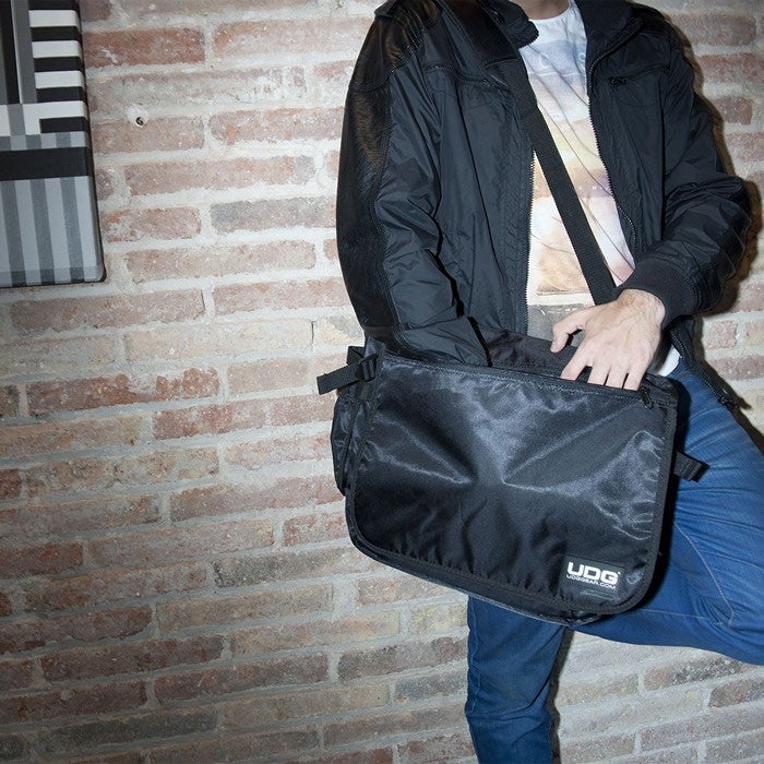 UDG U9450BLOR Ultimate kleine CourierBag zwart met oranje