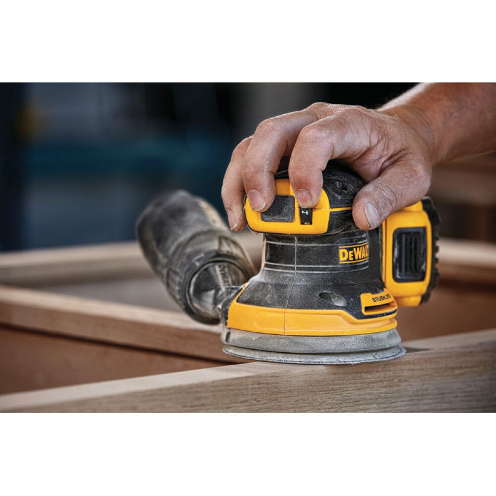 EKSENTERSLIPER DEWALT DCW210N 18V UTEN BATTERI