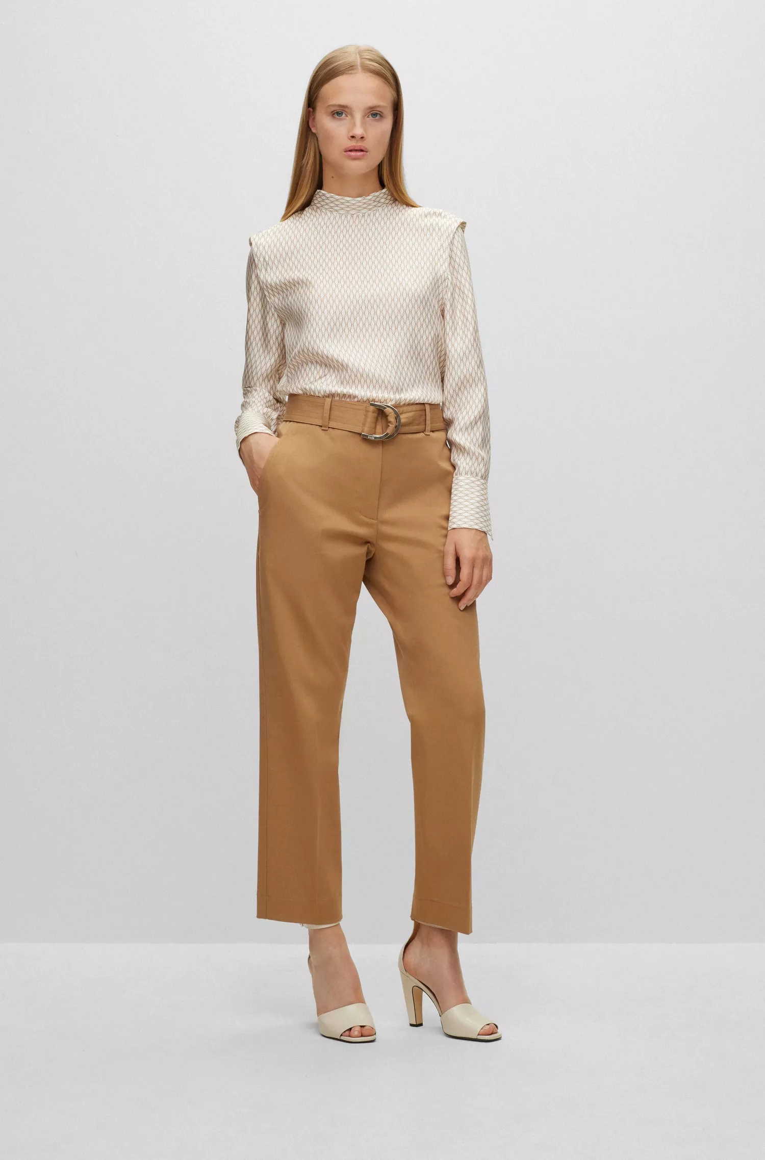 Calça BOSS cor camelo, corte regular, em algodão elástico, com cinto de argola em D.