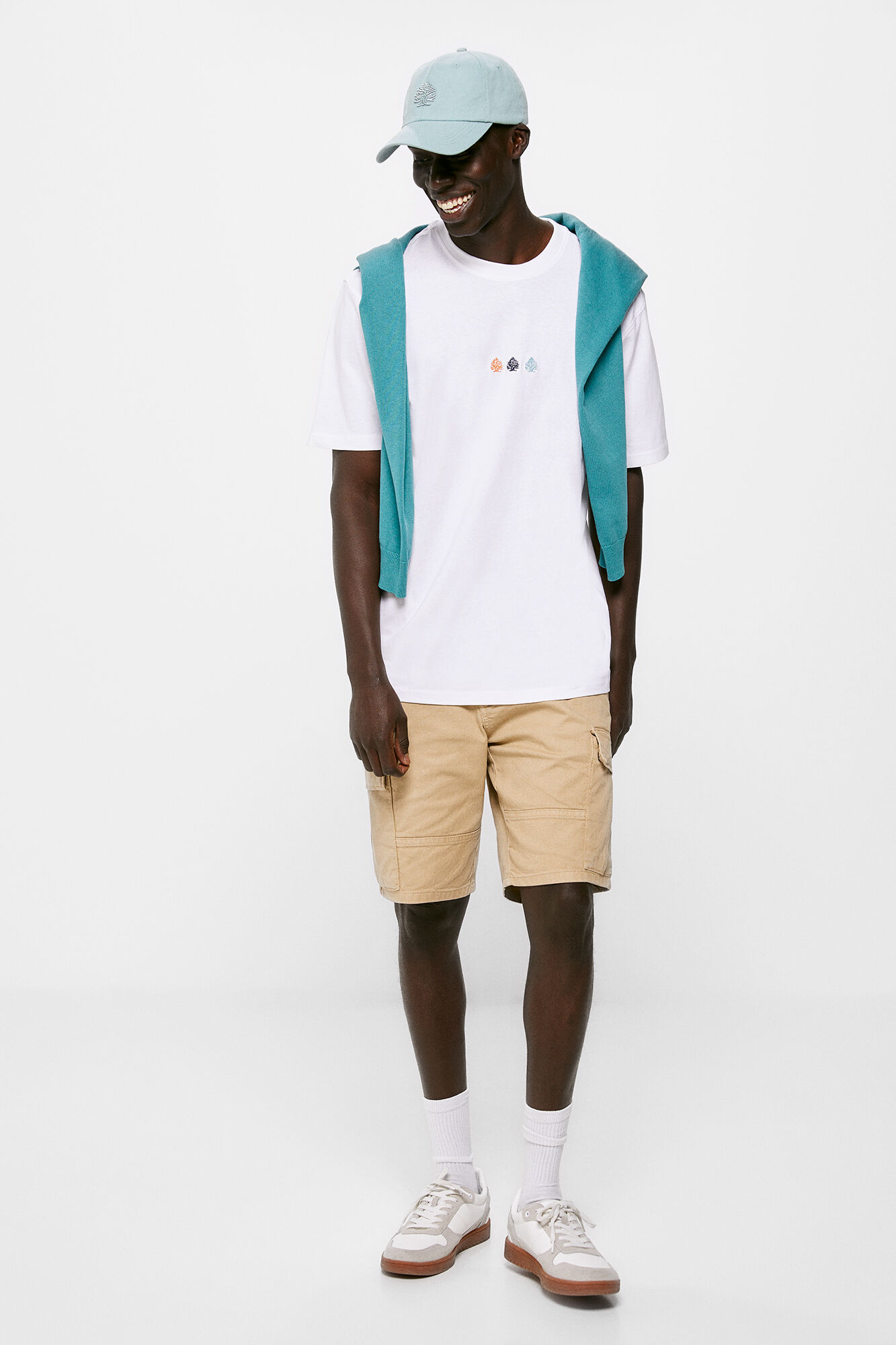 Camiseta branca com estampa de árvore