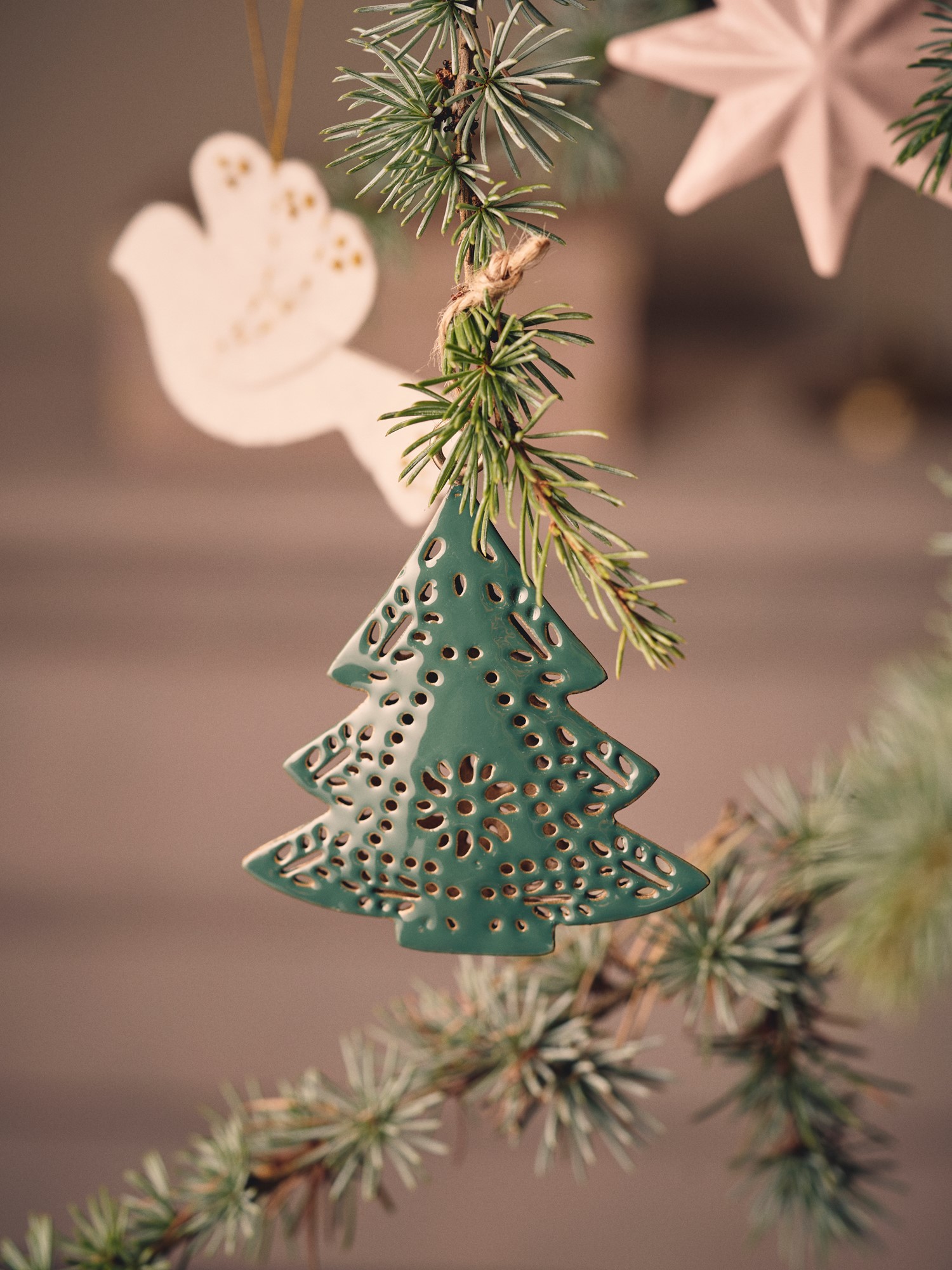 Juleophæng med træ | Jern. 8,5 x 9,5 cm. | Pine Green, Gold