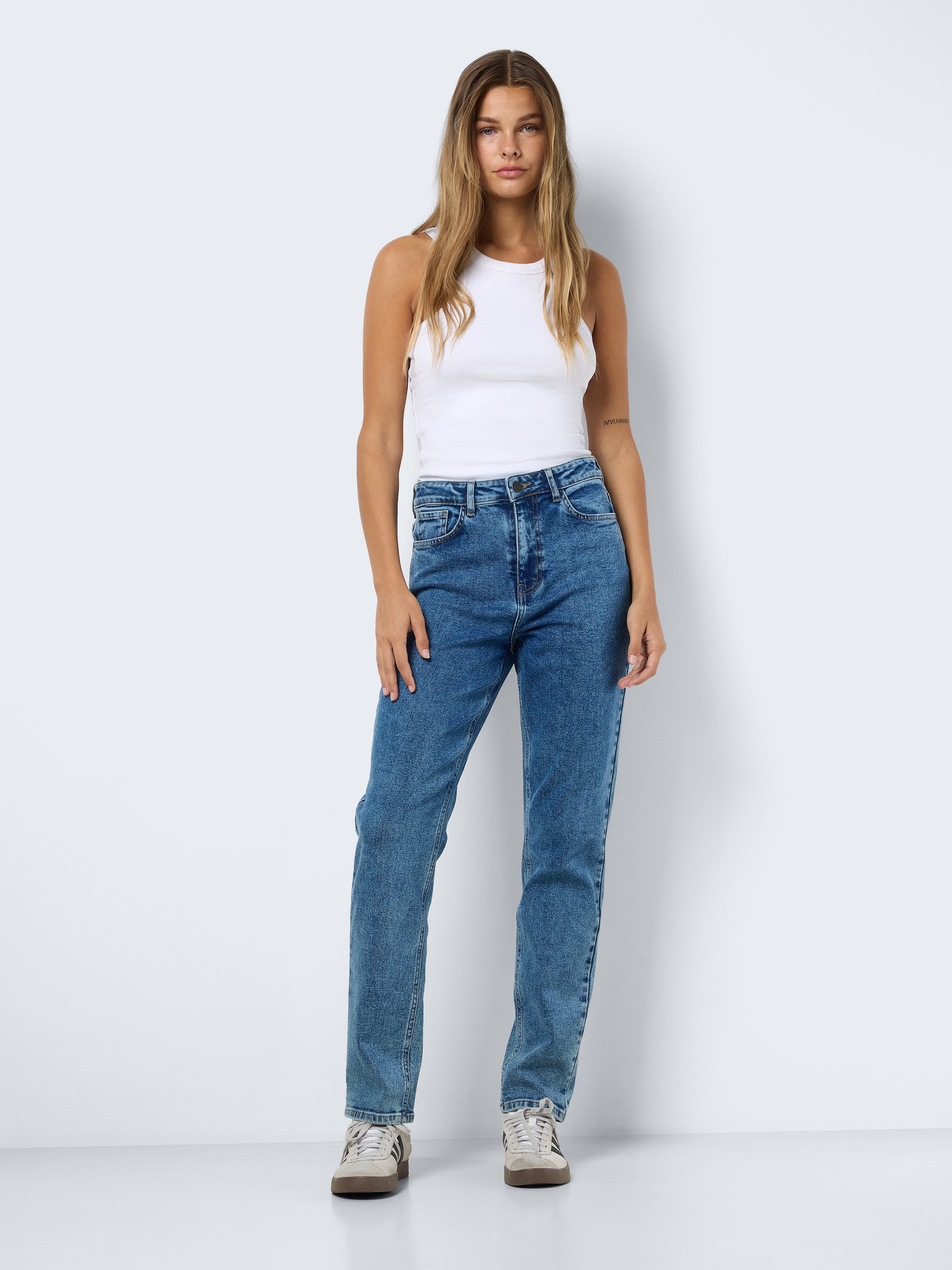 Noisy may High-waist-Jeans »NMDAISY HW MOM FIT JEAN AZ394MB FWD NOOS«