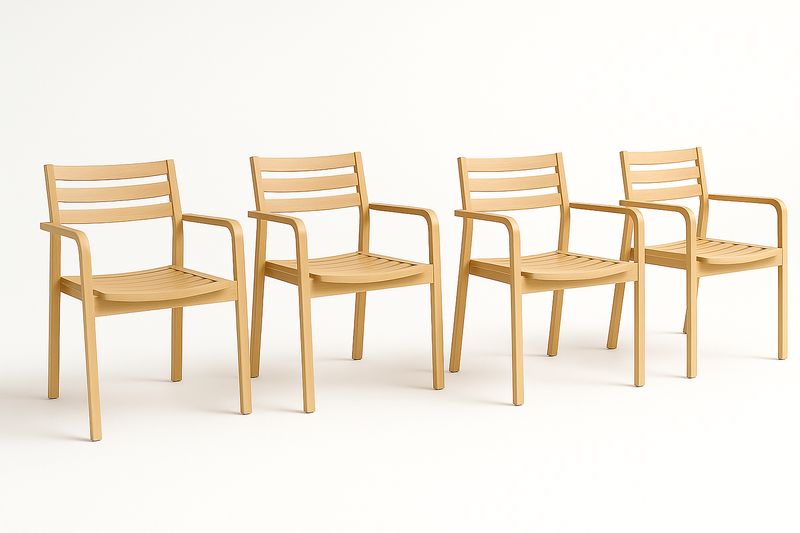 Ein Set aus 4 Esszimmerstühlen aus Polypropylen beige