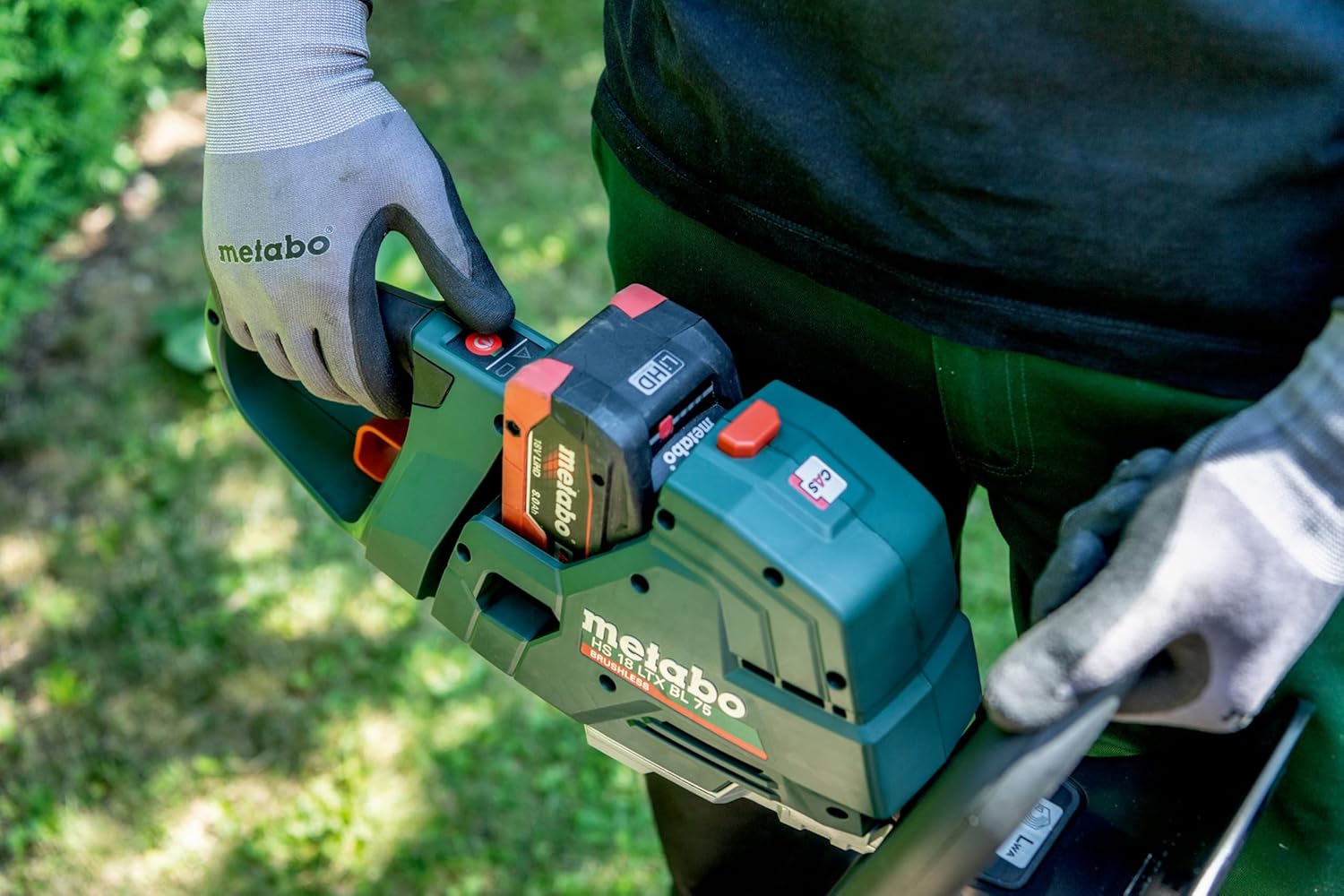 metabo Akku Heckenschere HS 18 LTX BL 75-18V, 75 cm Schnittlänge, 3400/min Schnittzahl - Bürstenlos, kraftvoll, leicht, ergonomisch, präziser Rückschnitt und lange Laufzeit - Für große Heckenflächen
