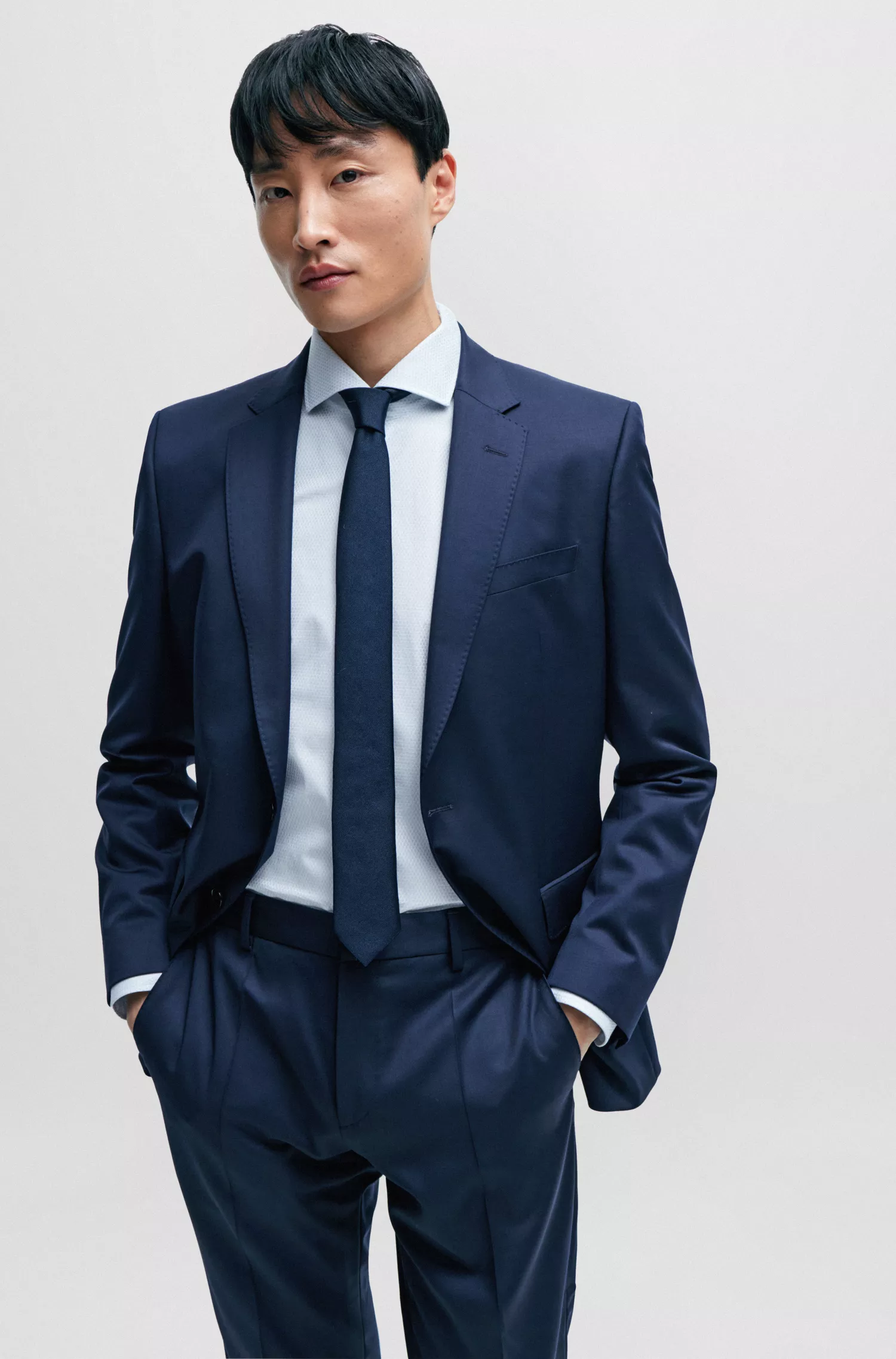 Camisa BOSS preta de corte slim, em algodão estruturado com elastano, fácil de passar.