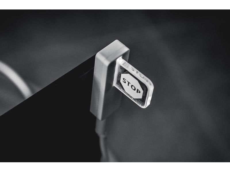 Luxafor Flag mit 1.5m USB-C STOP Luxafor Flag – USB-LED-Verfügbarkeitsanzeige zur Vermeidung von Ablenkungen