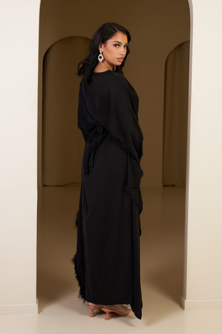 Abaya noire ceinturée à empiècement plume sur un côté