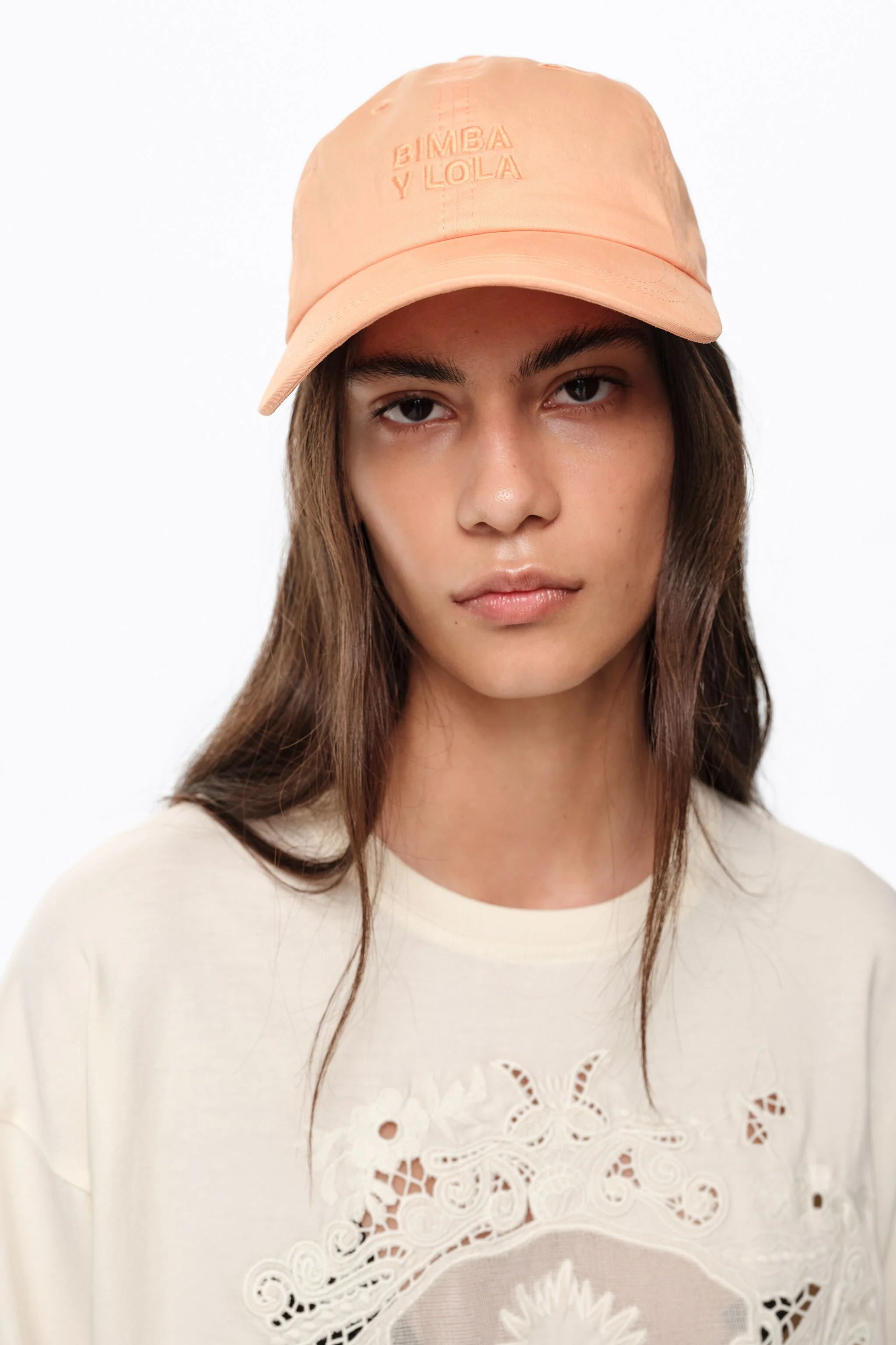 Camiseta cor marfim com logotipo bordado à mão em tom sobre tom.
