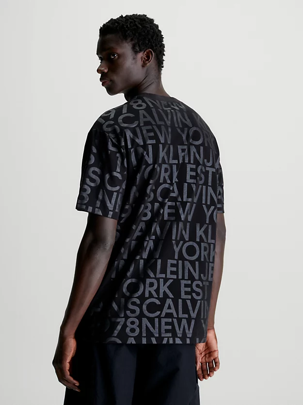 Camiseta com logo estampado por toda a peça