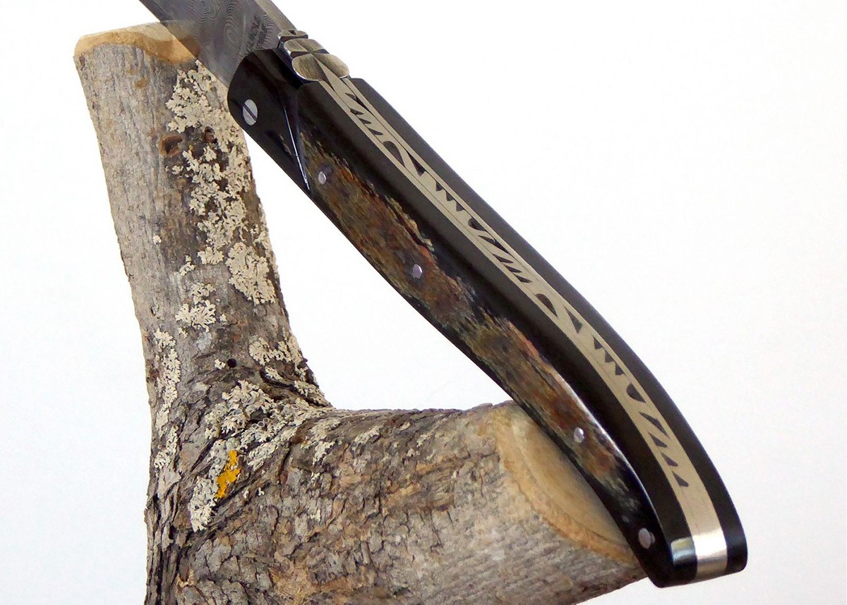Couteau Laguiole avec une lame Damas et un manche en Corne de Bison