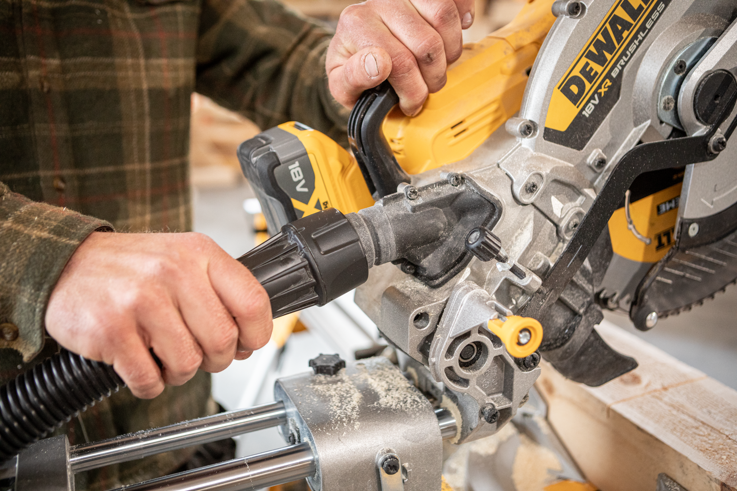 DeWALT DCS782XW2 Accu afkort-/verstekzaag 305mm met XPS 18V XR 8.0Ah
