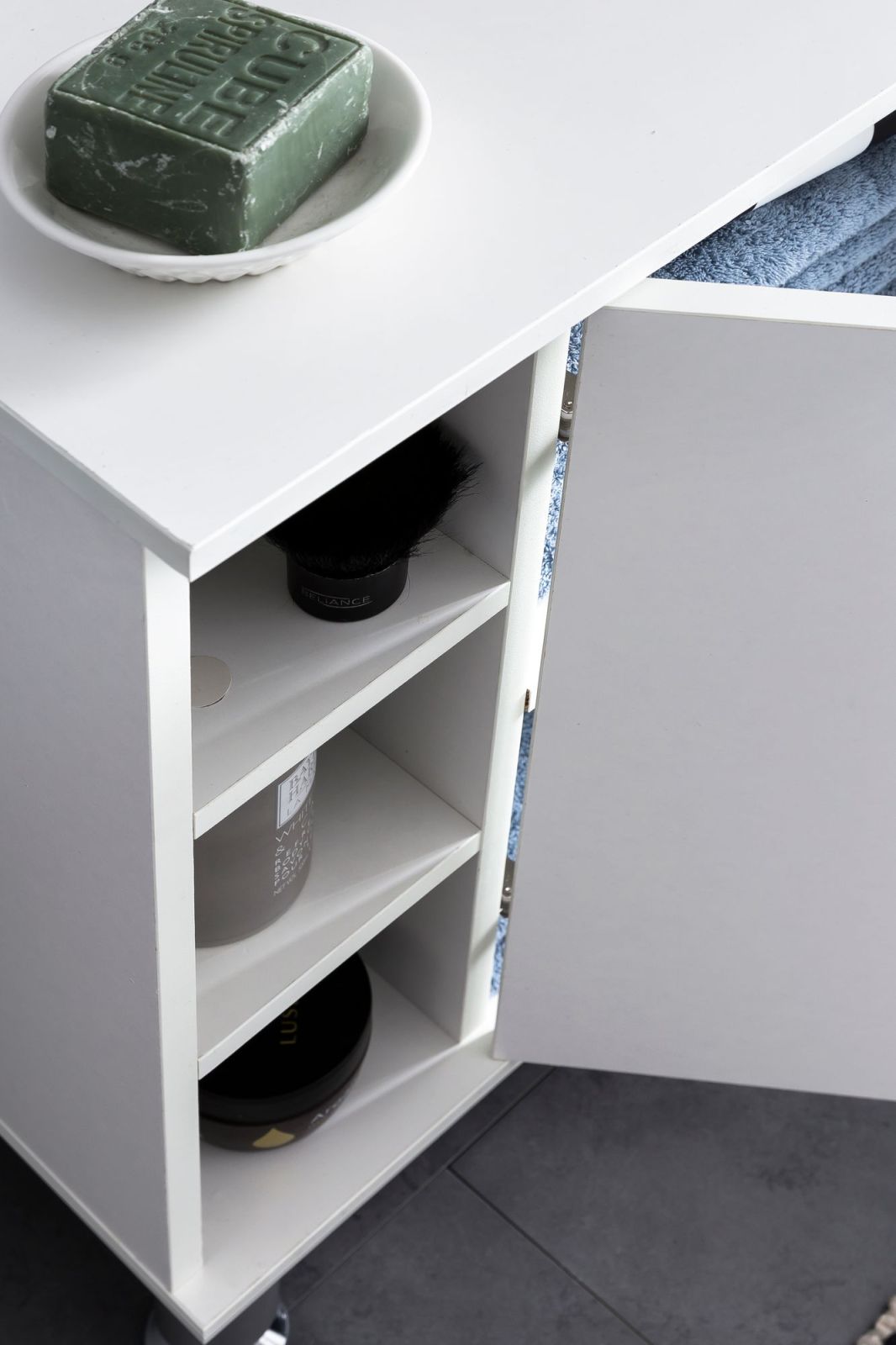 Waschbeckenunterschrank - weiß-silber - 64 cm hoch