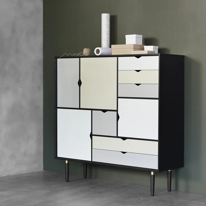 Andersen Furniture - S3 Kommode, Eiche geölt/ Fronten silver (silber weiss), doeskin (beige), iron (metallgrau)
