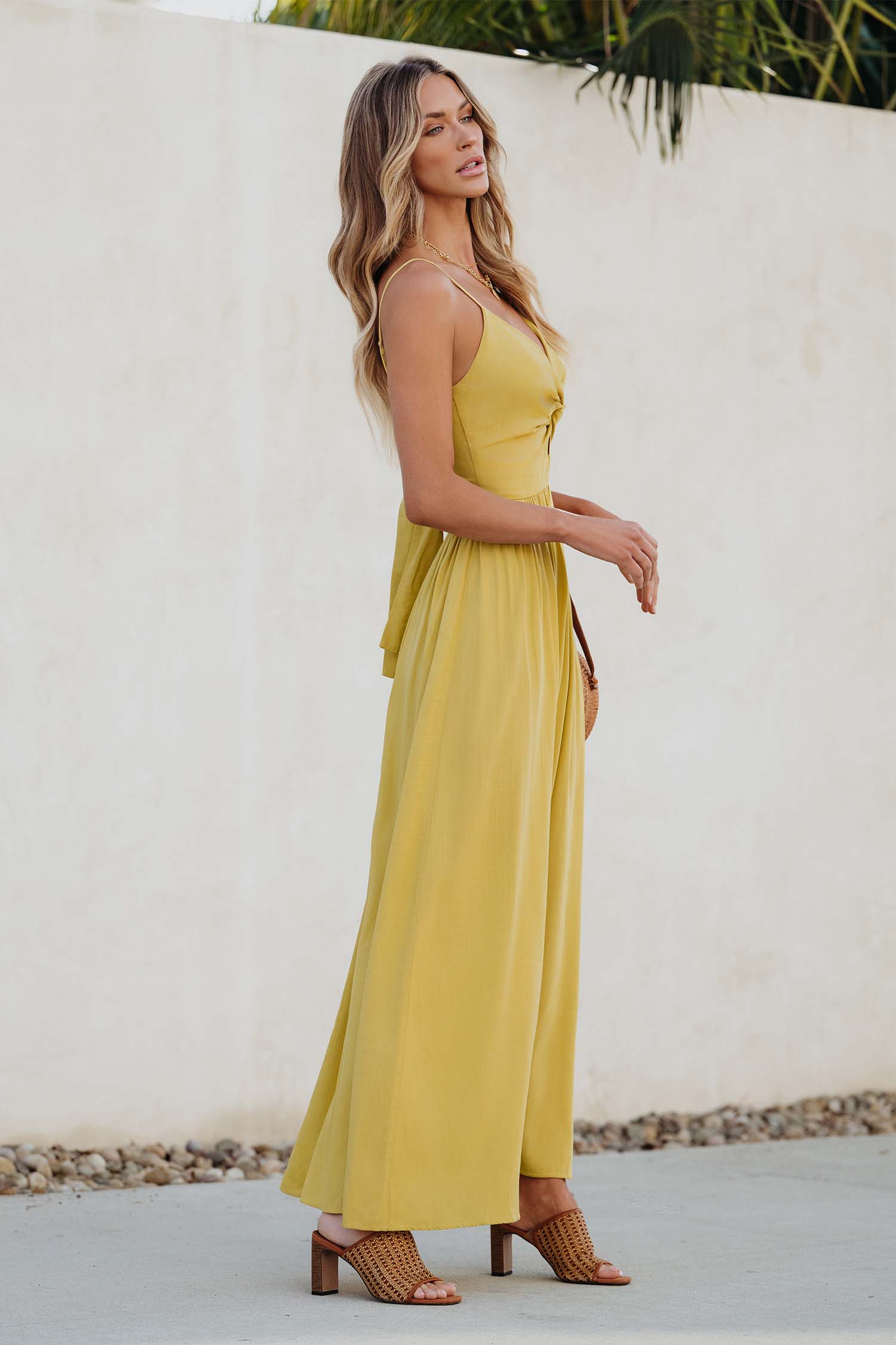 Robe maxi torsadée sur le devant et avec trou de serrure