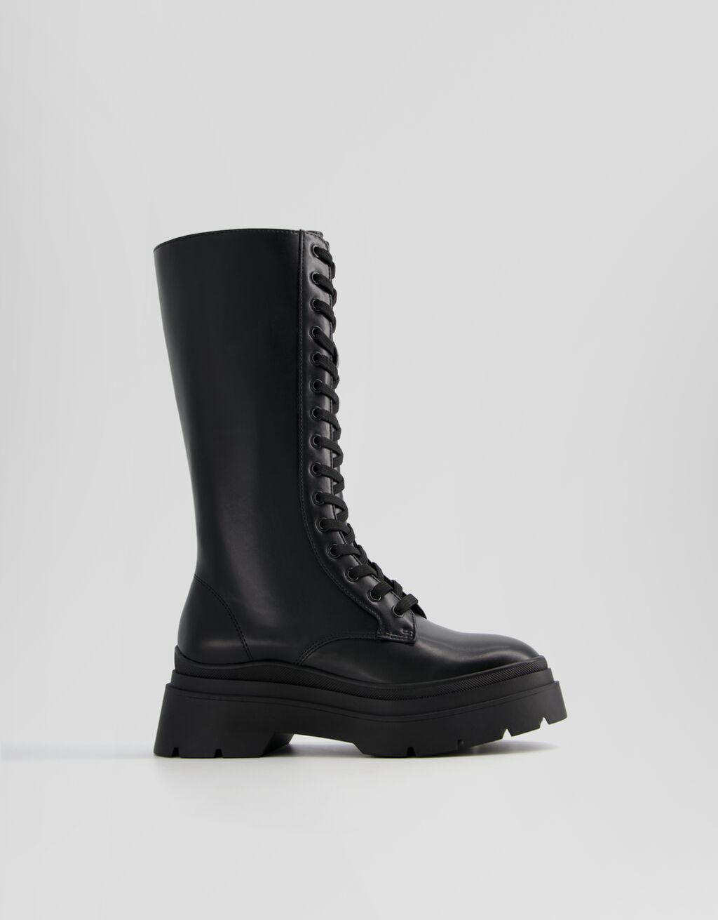 Botas planas com cadarço e zíper