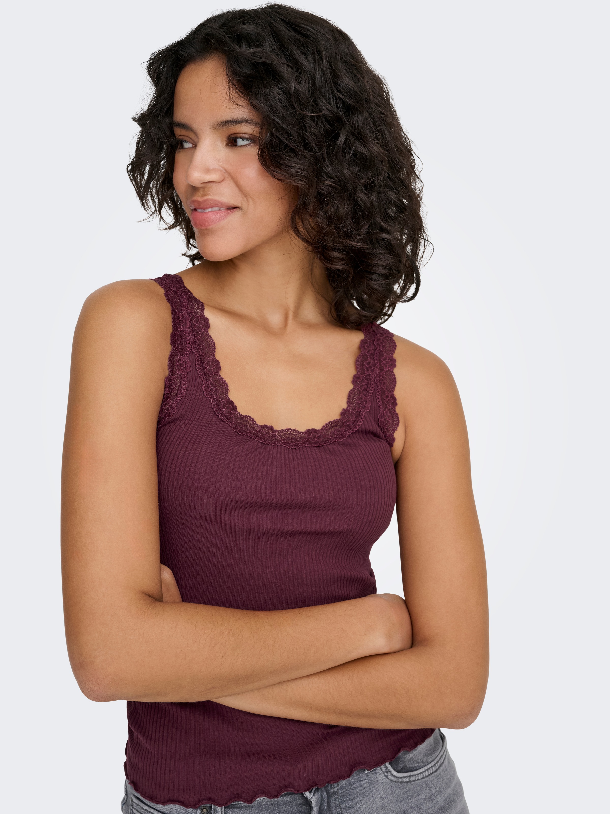 ONLY Tanktop »ONLSARA – Tanktop mit Spitzendetail am Ausschnitt«, regular fit, modisch, Jersey, Rippware, Rundhals