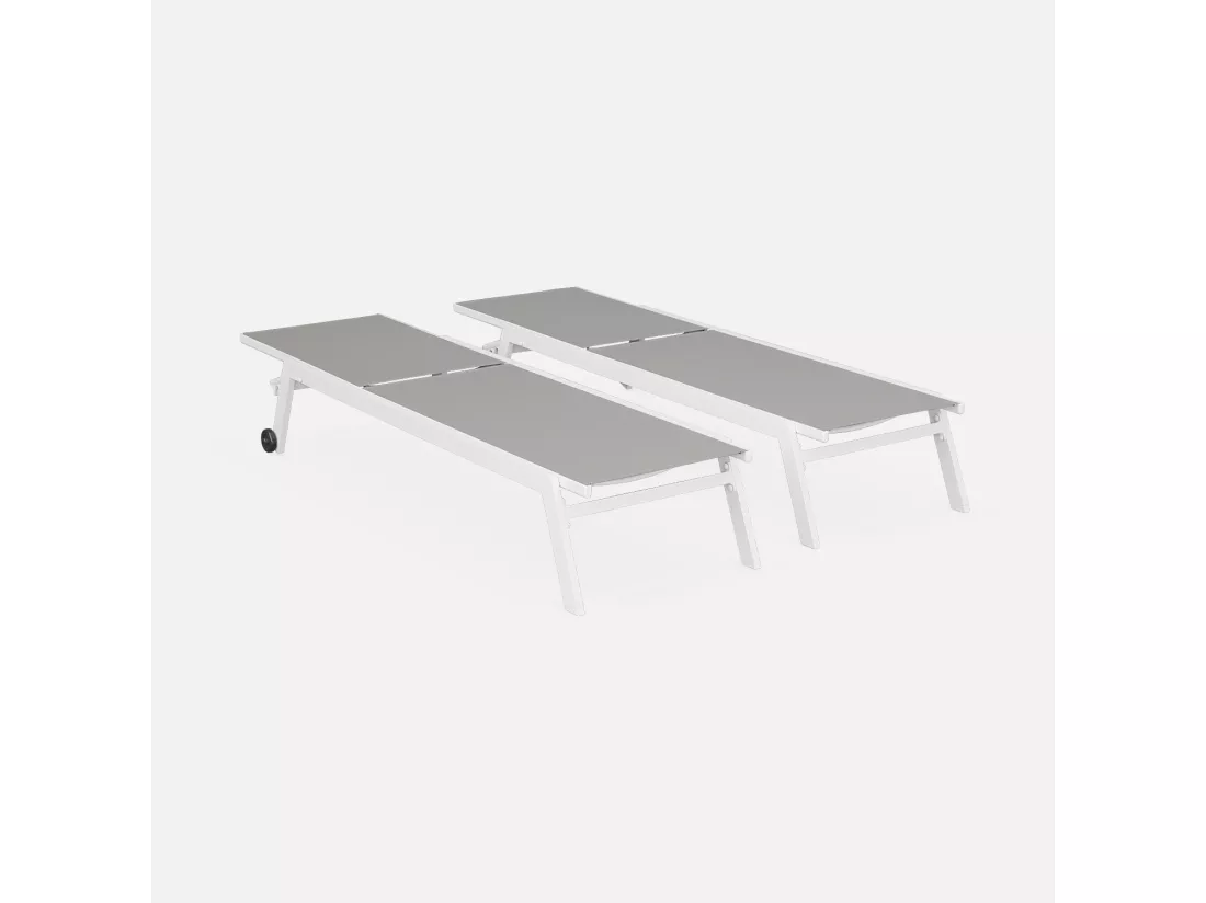 Lot de 2 bains de soleil ELSA en aluminium blanc et textilène taupe. transats multi positions avec roulettes