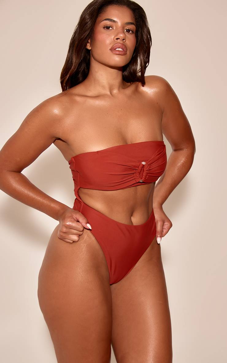 Rouille Maillot De Bain Bardot Avec Détail D'anneaux Et Découpes Sculptantes