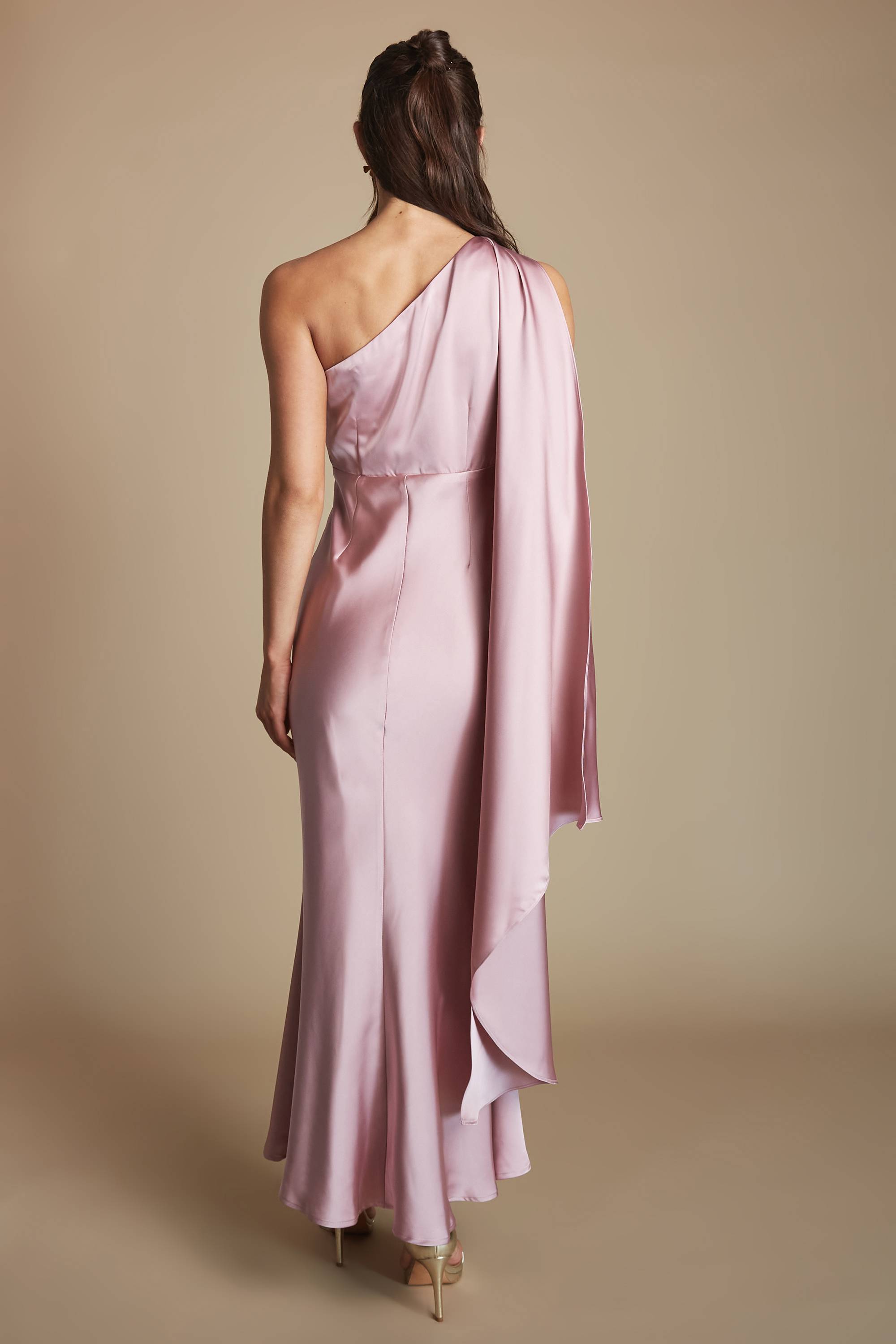 Coast Robe Longue Satinée Asymétrique Petite Taille Pour Demoiselle D'honneur Avec Finition Dorée
