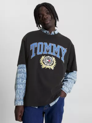 Camiseta oversized com logo da faculdade