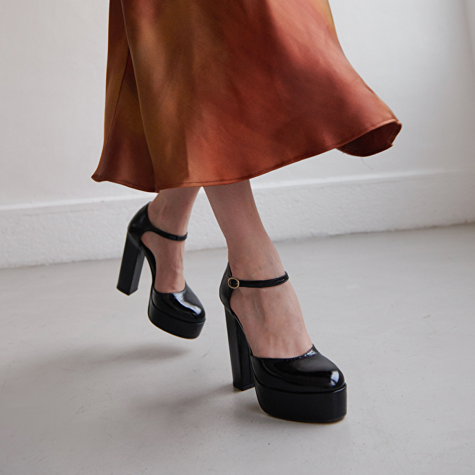 Salomés à talons et plateformes  en cuir brillant noir