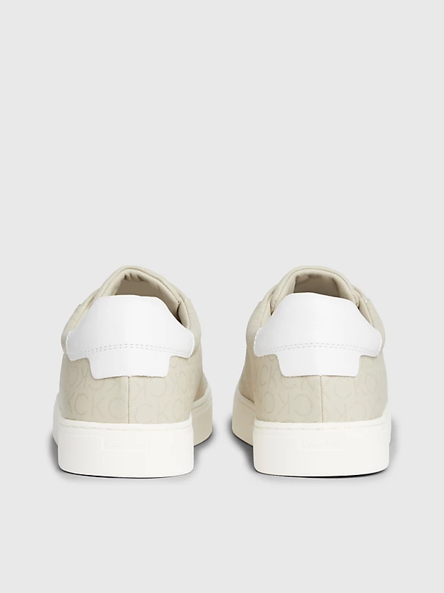 Sapatos sem cadarço com logotipo