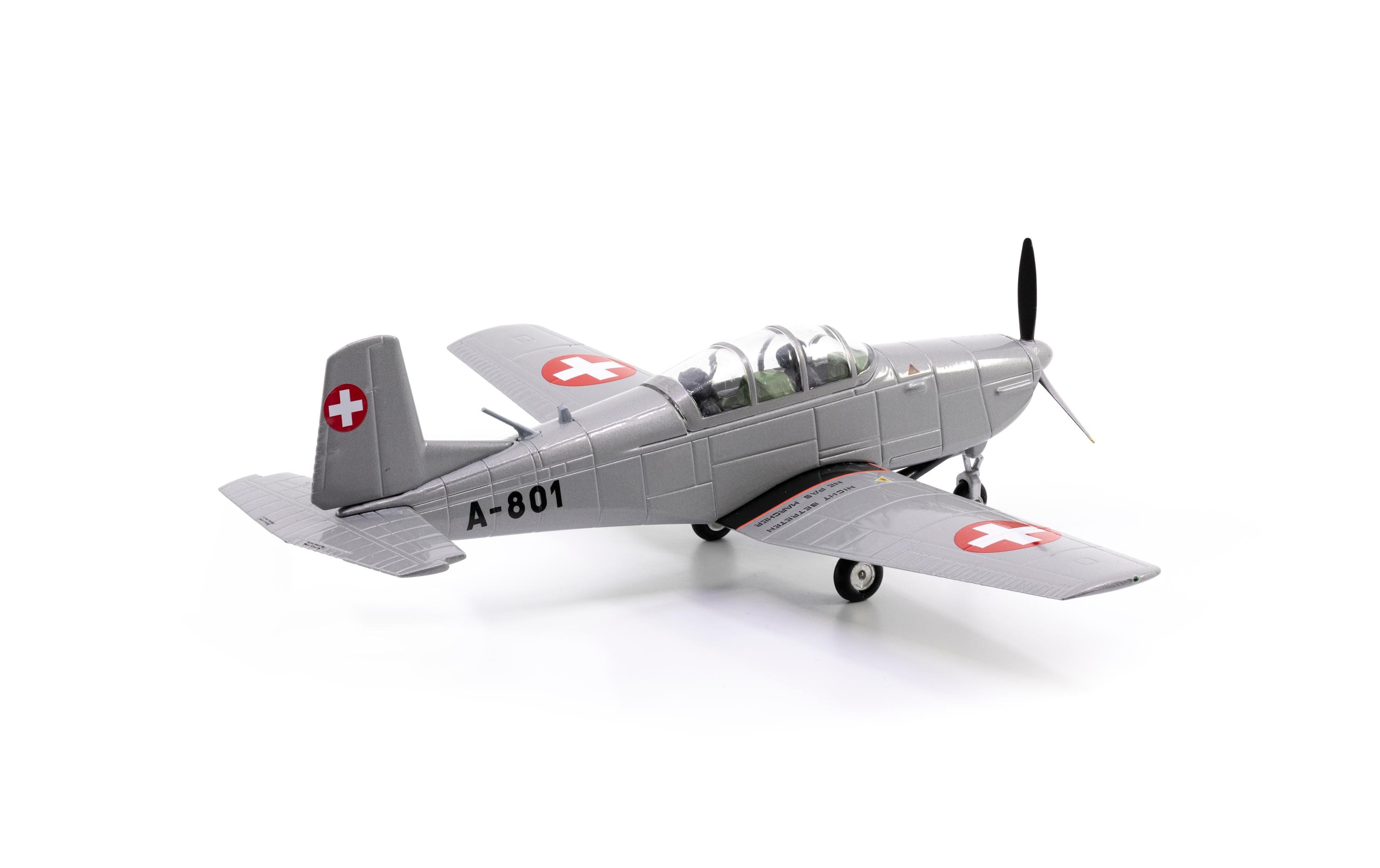 Pilatus P-3 A-801 inkl. Chromständer 1:72Flugzeugmodell mit Display-Ständer