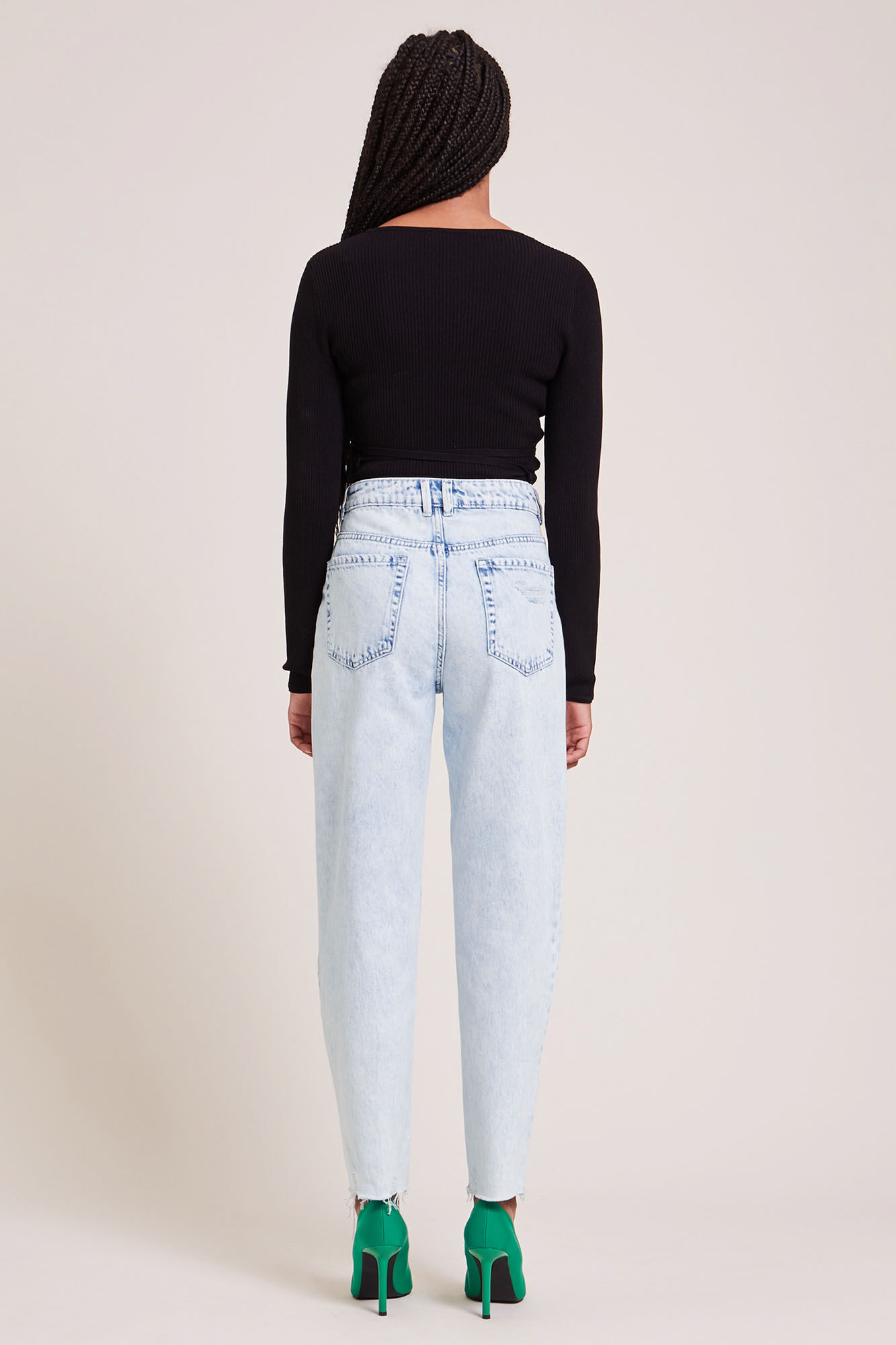 calças jeans mom desgastadas