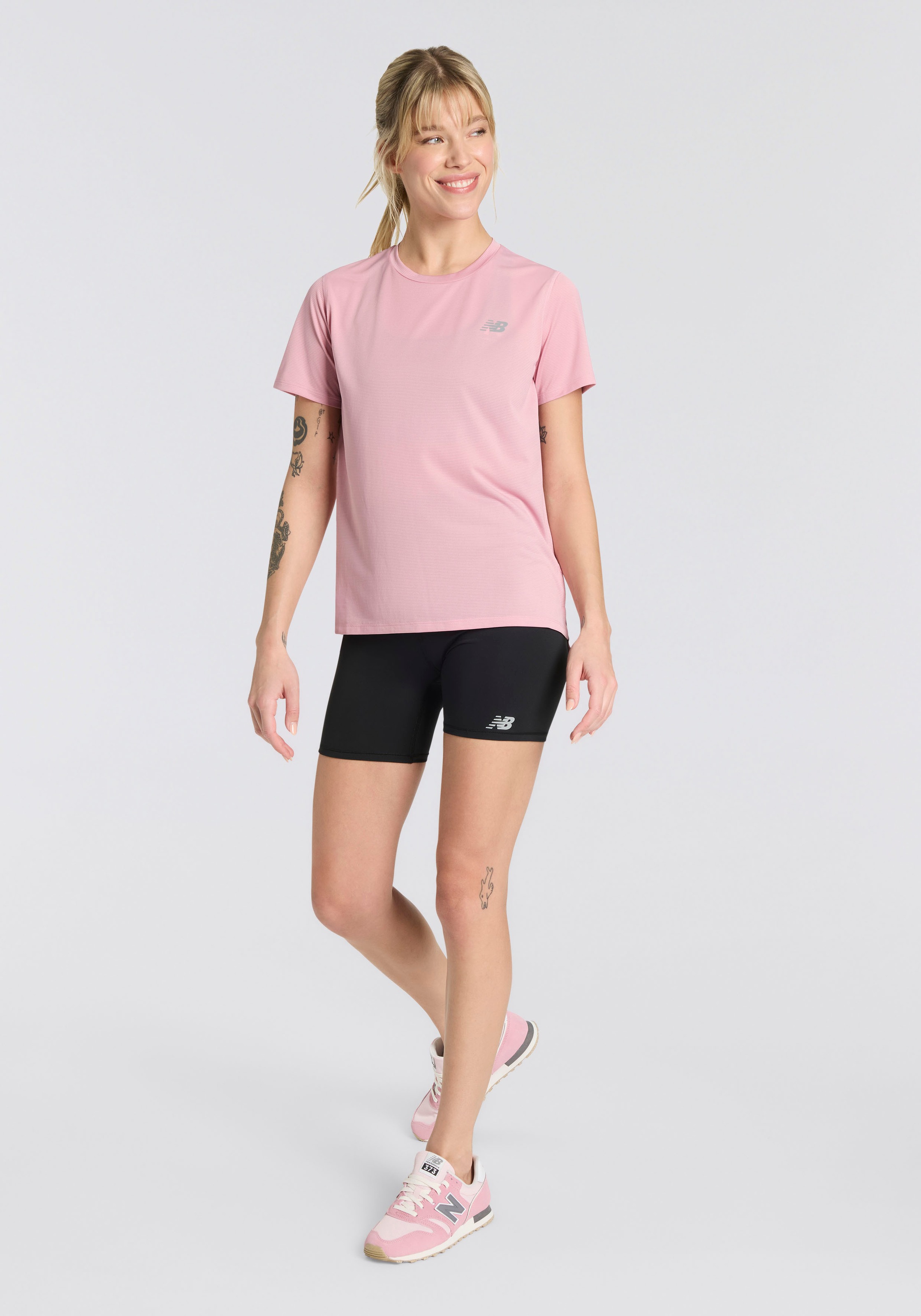 New Balance Laufshirt »SPORT ESSENTIAL T-SHIRT«, 1 tlg. mit Markenlogo