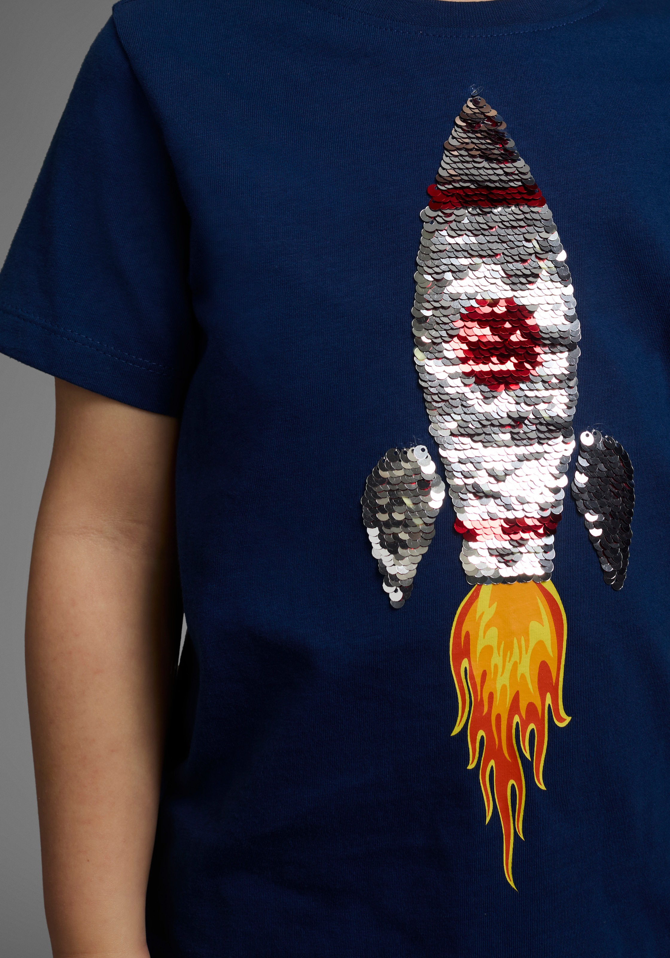 KIDSWORLD T-Shirt »Mit Rakete aus Wendepailletten« Kurzarm,  Basic-Passform,  bedruckt,  Rundhalsausschnitt