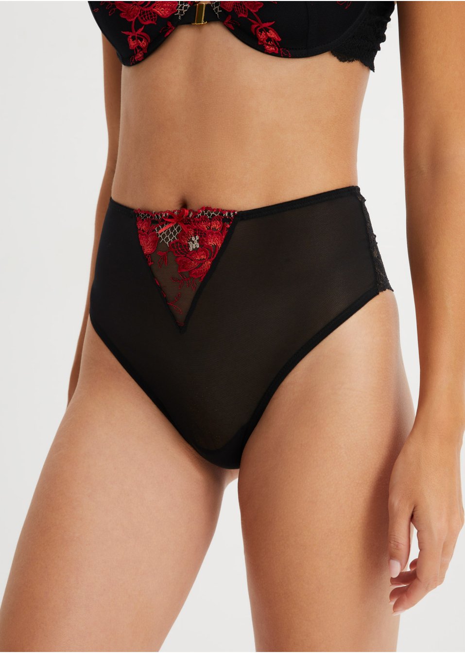 Shorty string avec broderie ravissante