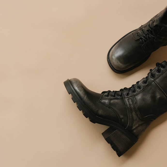 Boots à lacets, talons épais et semelles crantées  en cuir vieilli gris
