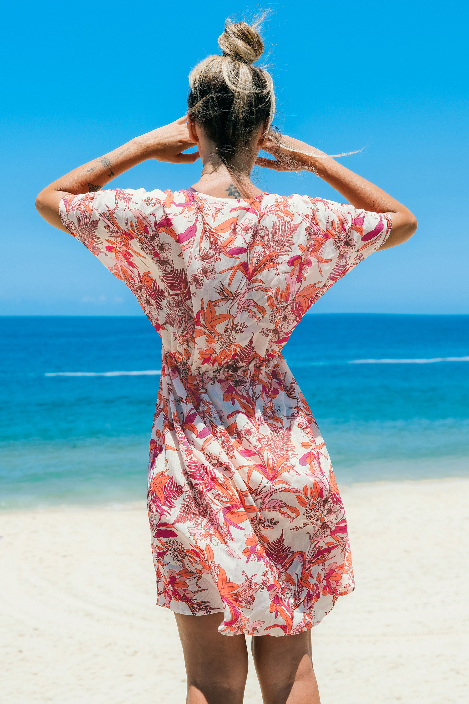 Haut cover up tropical ouvert sur le devant