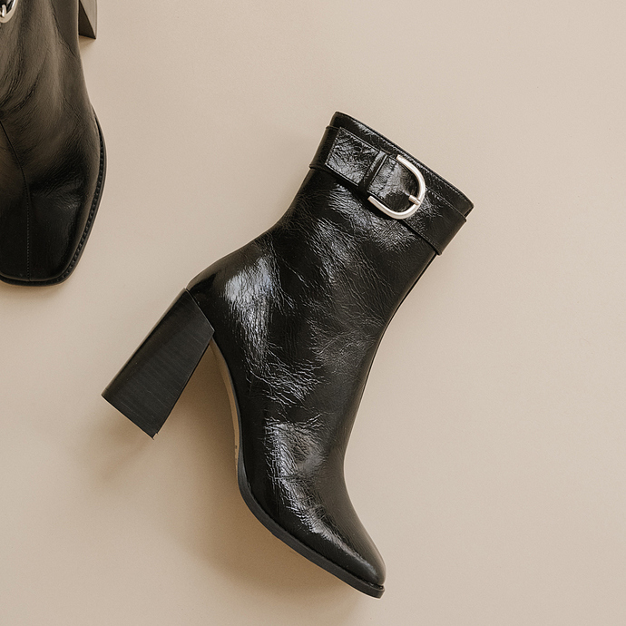 Bottines à talons et boucles  en cuir brillant noir