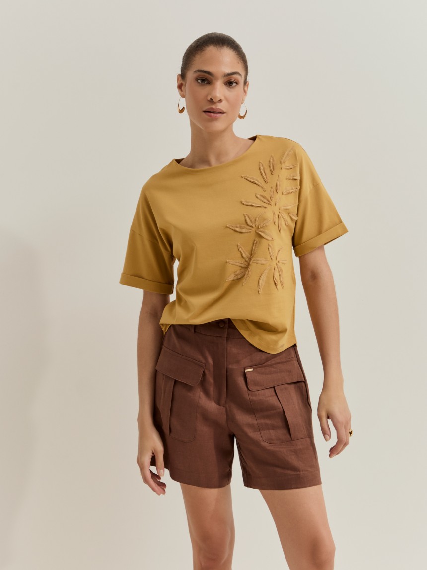 T-shirt de manga curta com aplicação de folhas