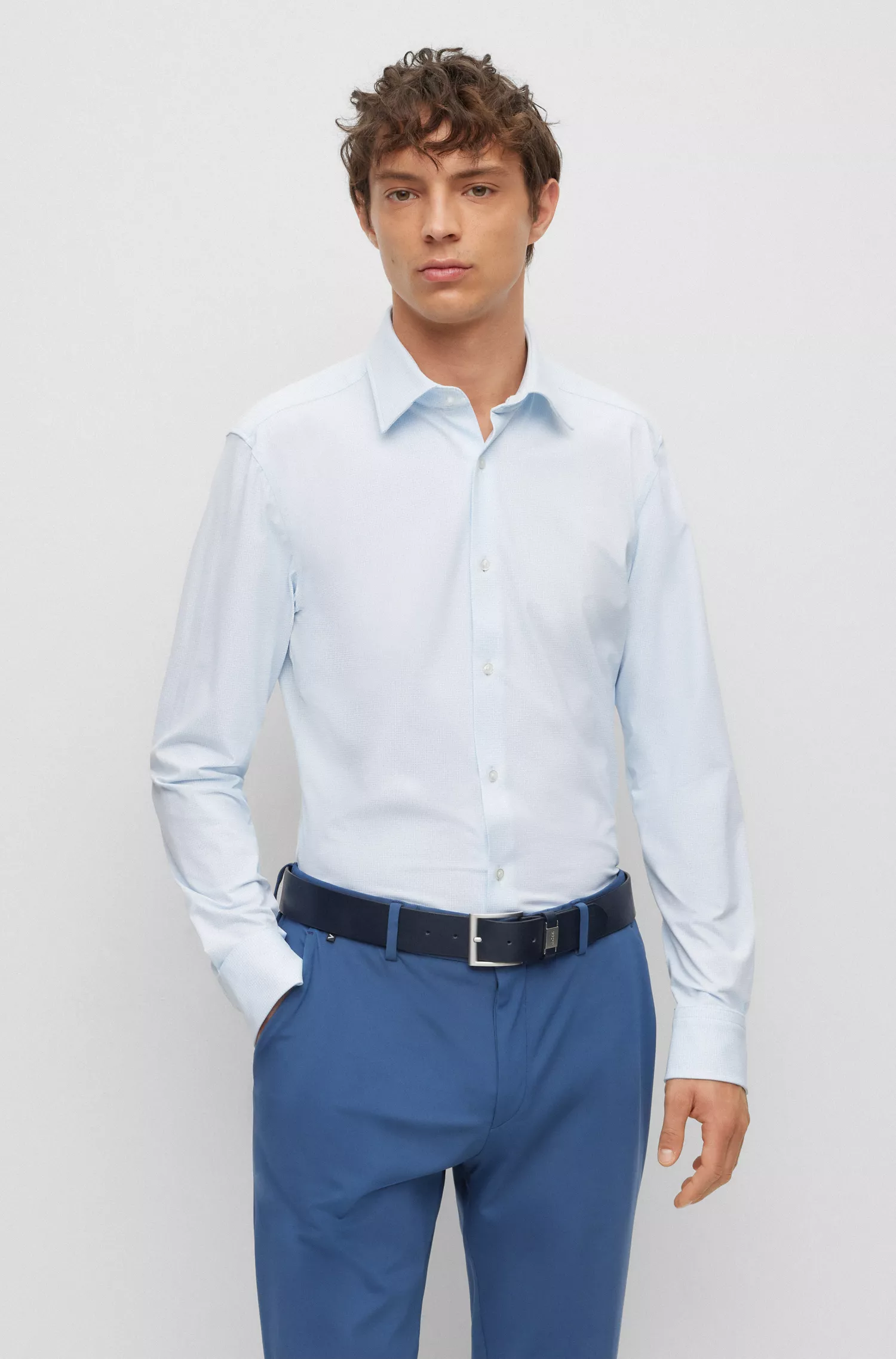 Camisa BOSS preta de corte slim em tecido estruturado de alta performance com elasticidade.
