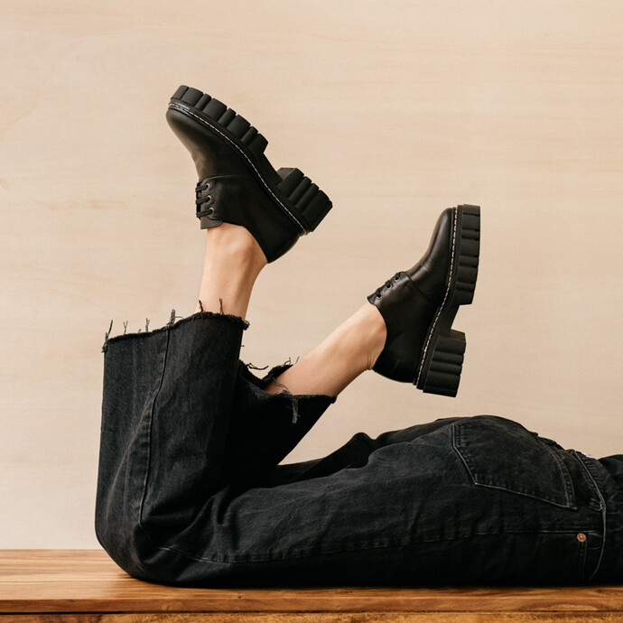 Derbies à semelles crantées et sûrpiqures  en cuir gras noir